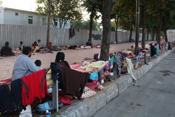 Kaldırımlarda yatıp kalkıyorlar
