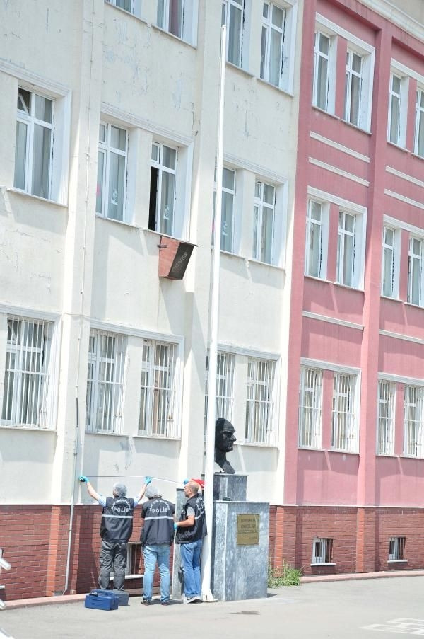 Ataşehir'de okuldaki Türk bayrağı indirildi iddiası