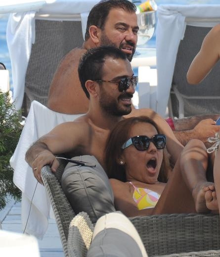 Demet Akalın ile Okan kurt'un tatili devam ediyor