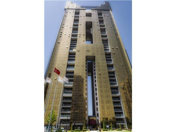Ali Ağaoğlu yeni evinin kapılarını açtı