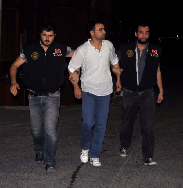 'Teslim olduk, arkadan kelepçelediler'