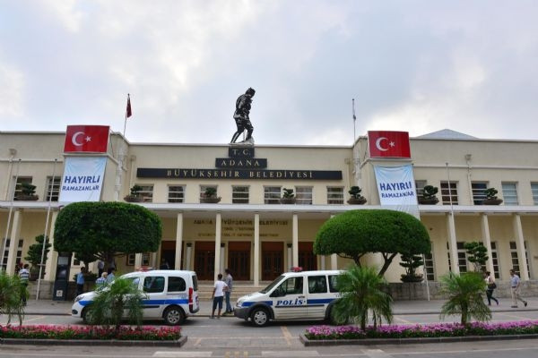 Adana Büyükşehir Belediyesi'ne silahlı saldırı