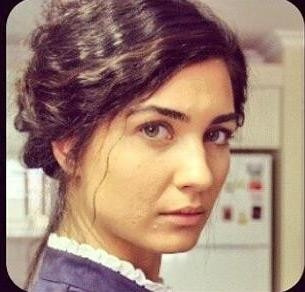 Tuba Büyüküstün 1940'lara döndü
