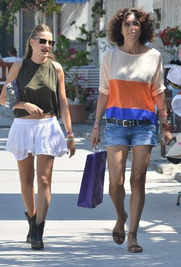 Serenay Sarıkaya annesiyle tatilde