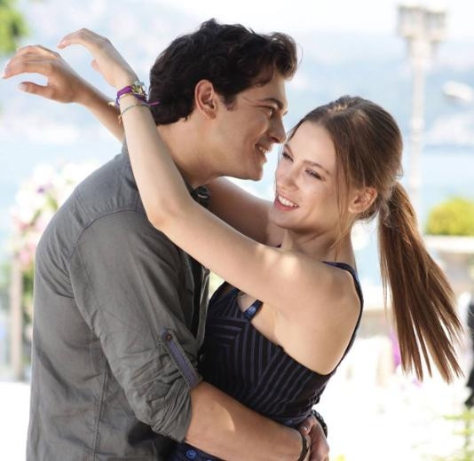 Serenay Sarıkaya annesiyle tatilde