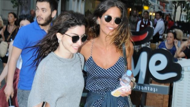 Eliz Sakuçoğlu ve Merve Boluğur kız kıza alışverişte