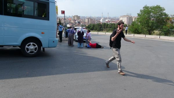 Yolcu minibüsünün açık kapısından düşen kadın ağır yaralandı