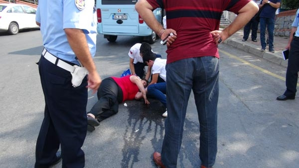 Yolcu minibüsünün açık kapısından düşen kadın ağır yaralandı