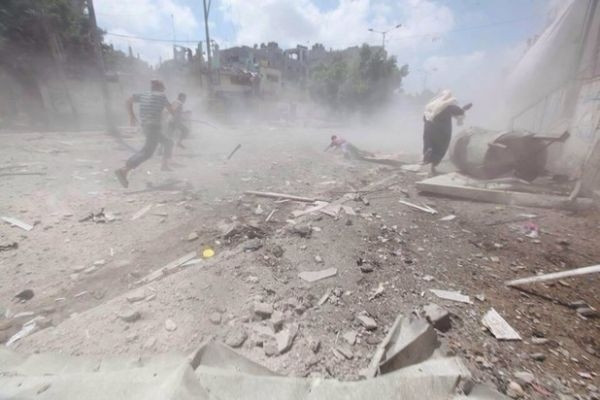 Vurulan oğlunu kurtarmak için çatışma alanına girdi