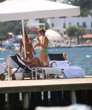 Hamile Pınar Altuğ bikinisiyle deniz keyfinde