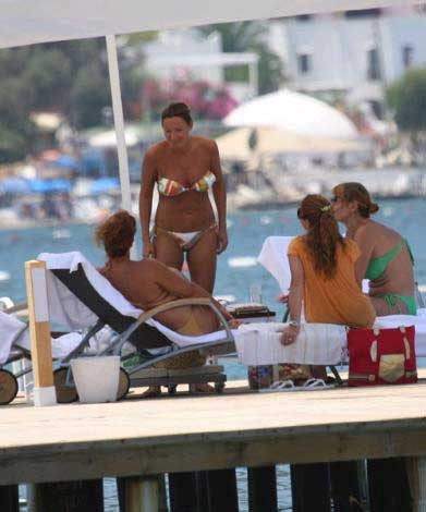 Hamile Pınar Altuğ bikinisiyle deniz keyfinde