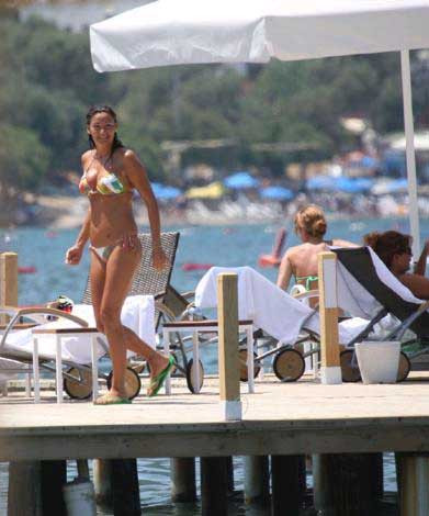 Hamile Pınar Altuğ bikinisiyle deniz keyfinde