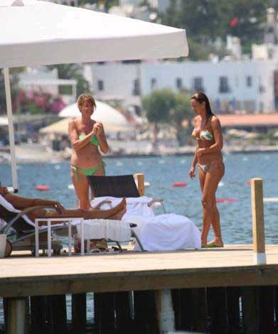 Hamile Pınar Altuğ bikinisiyle deniz keyfinde