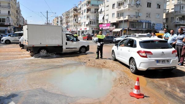 Engelli vatandaş asfalttaki göçüğe düştü!