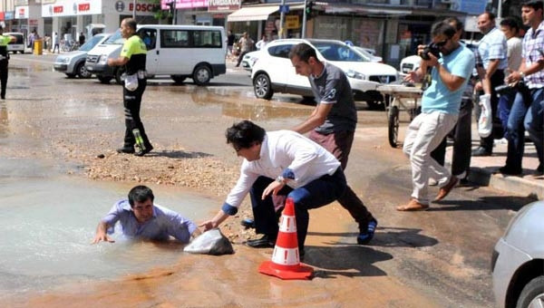 Engelli vatandaş asfalttaki göçüğe düştü!
