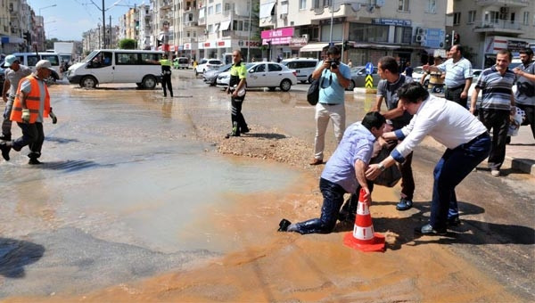 Engelli vatandaş asfalttaki göçüğe düştü!