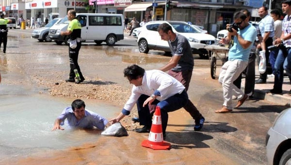 Engelli vatandaş asfalttaki göçüğe düştü!