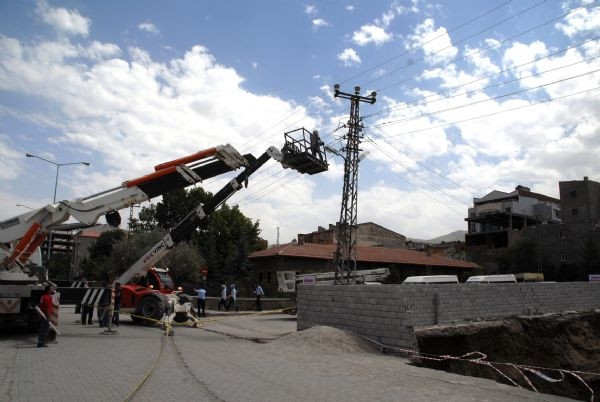 Yer yarıldı, içine girdi!