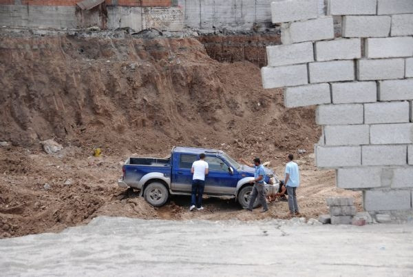 Yer yarıldı, içine girdi!