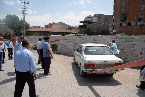 Yer yarıldı, içine girdi!