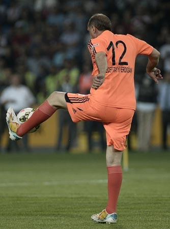 Stadyum açılışında üç gol birden attı