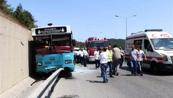 Ümraniye'de halk otobüsü kaza yaptı