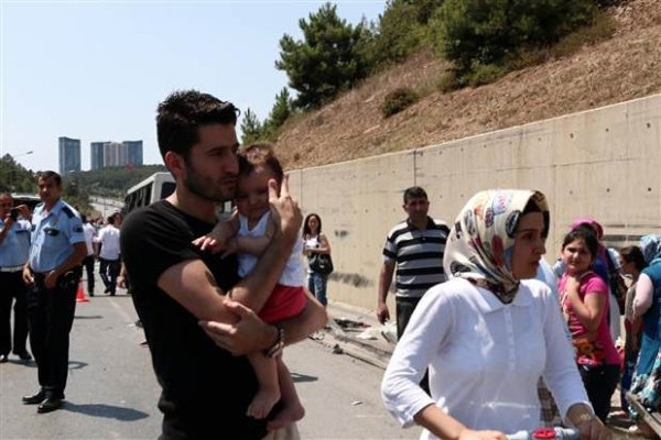 Ümraniye'de halk otobüsü kaza yaptı