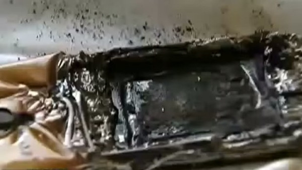Yastığın altındaki telefonu patladı