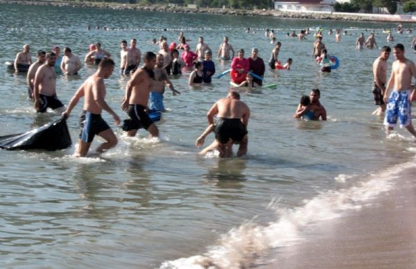 Cesedin yanında yemek yediler