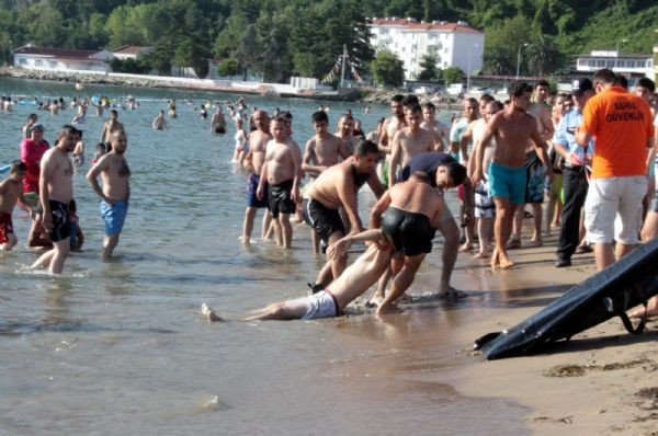 Cesedin yanında yemek yediler