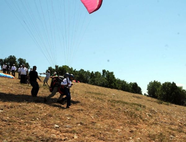 Vali yerde yuvarlandı