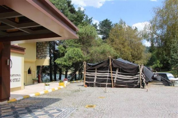 Suudi kraliyet ailesi oteli kapatıp, bahçesine çadır kurdurdu