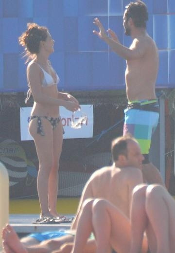 Özge Özpirinçci ve Berrak Tüzünataç tatilde