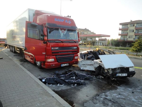 Uşak'ta feci kaza: 4 ölü, 2 yaralı