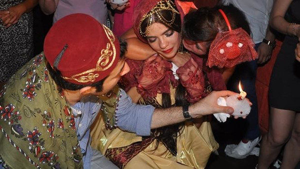 Sevil Uyar'ın kına gecesi
