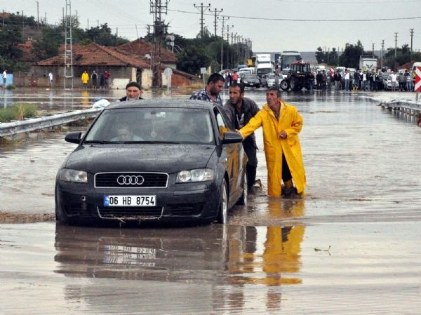 Yozgat-Kırıkkale Karayolu selden kapandı