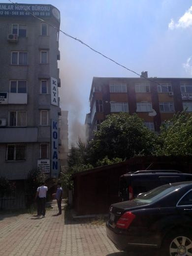 Bakırköy'de 6 katlı binada yangın