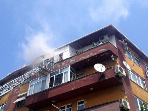 Bakırköy'de 6 katlı binada yangın
