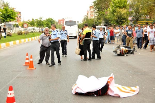 Motosikletteki annenin kucağından düşen bebek ezildi
