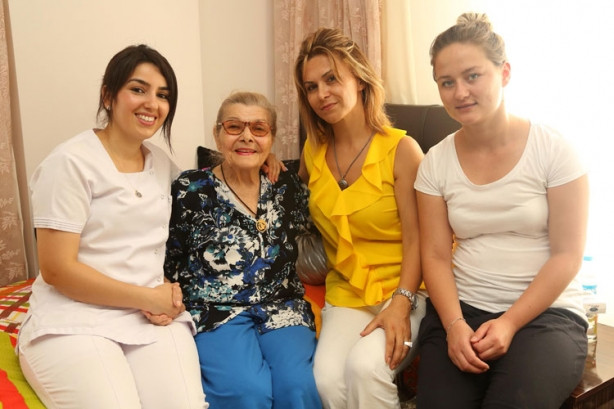Yüzlerinde geçmişin izleri var