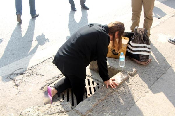 Bacağı kırık mazgala sıkışan genç kadın acı içinde yardım bekledi