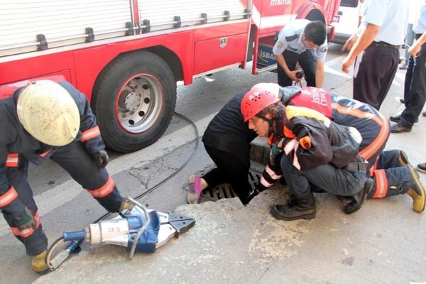 Bacağı kırık mazgala sıkışan genç kadın acı içinde yardım bekledi