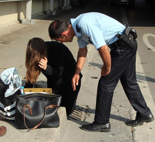 Bacağı kırık mazgala sıkışan genç kadın acı içinde yardım bekledi