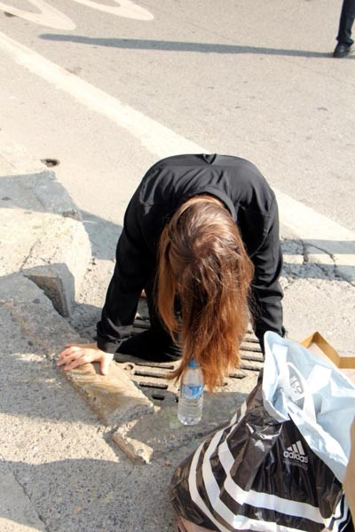 Bacağı kırık mazgala sıkışan genç kadın acı içinde yardım bekledi