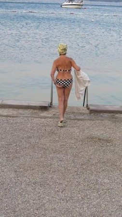 85 yaşında bikinili