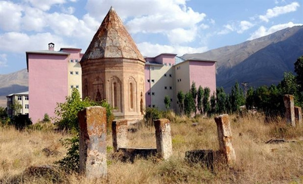 Tarihi kümbetin önüne yurt yaptılar!