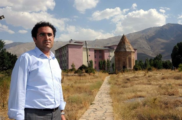 Tarihi kümbetin önüne yurt yaptılar!