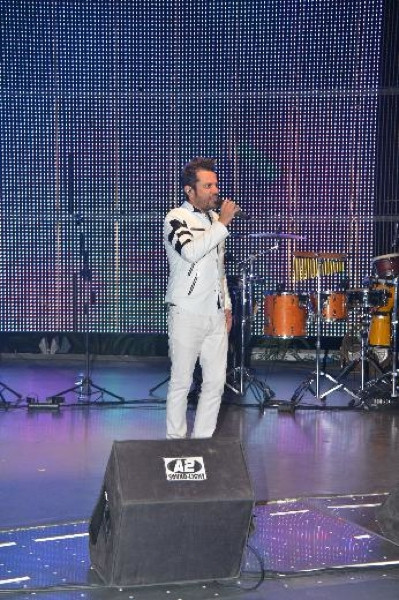 Kenan sahnede Beren kuliste