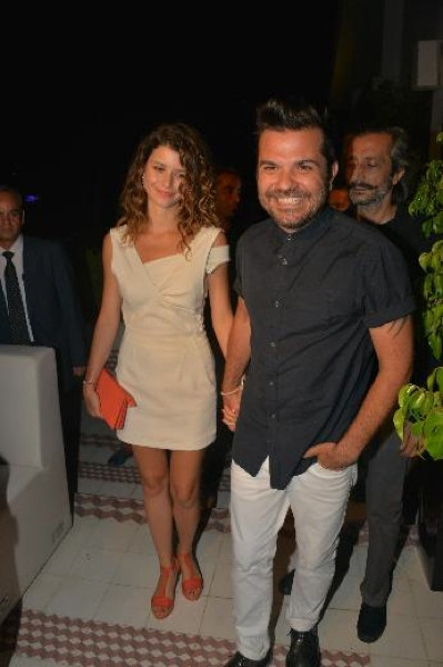 Kenan sahnede Beren kuliste