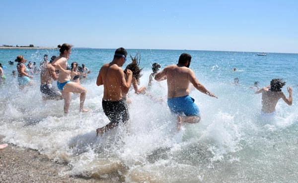Kadınlı erkekli plaj protestosu